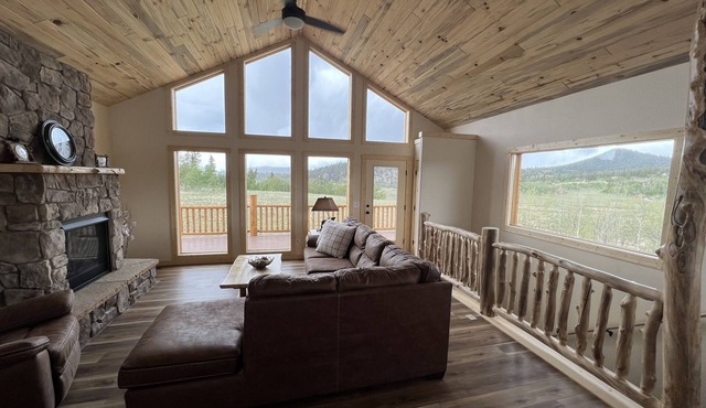 Brand New 4-bedroom cabin/stunning views/king bed, Hot Tub!