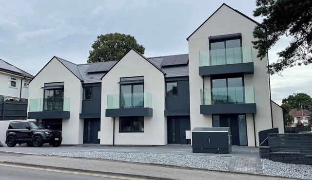 Brand New 4 Bedroom House -Sleeps 9 - Free Parking