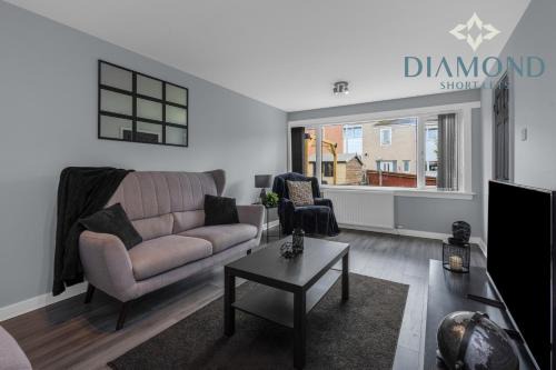 Brand New 4 Bedroom House - Sleeps 4 Fully Equipped, Free Parking, WiFi, Perfect for CONTRACTORS by Diamond Short Lets