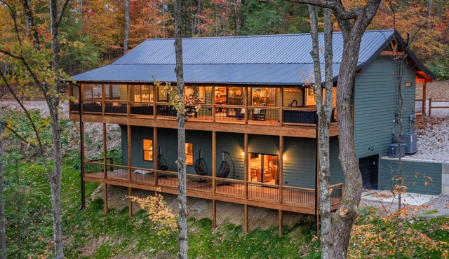 Brand New! 4 King + Cave View + Hot Tub & Fire Pit