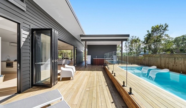 Brand New 4BR Beach House South Stradbroke, Pool