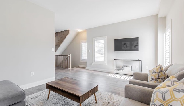 Brand New 4BR Home - Hamilton Airport - King Bed!