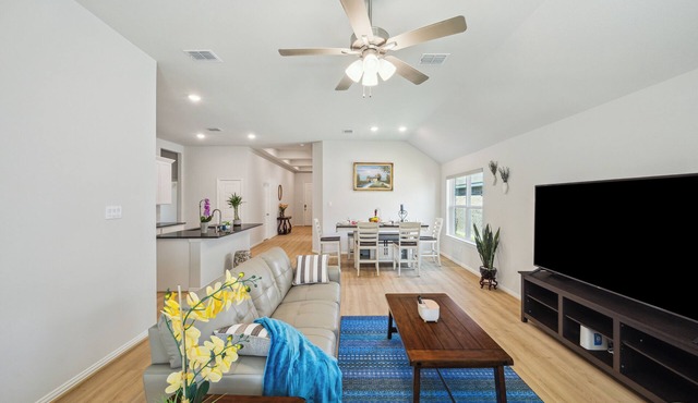 Brand New 4BR + Study, 3BA Home near I-45 Great for Families
