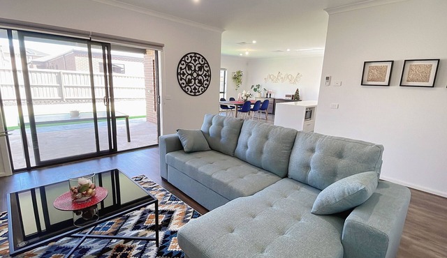 Brand new 5 bedrooms house in Melbourne west