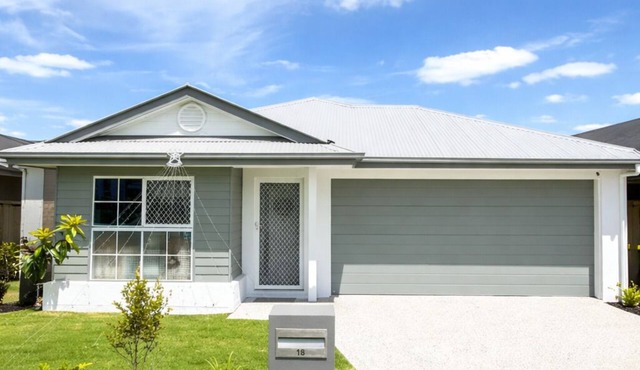 Brand New 5 Bedroom Park Ridge Family Home, Fast WIFI, Secure Parking