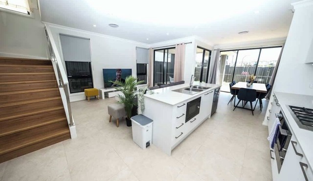 Brand new 5 bedroom house close to Rouse hill