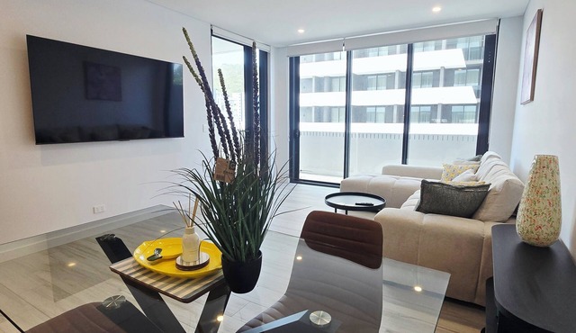 Brand New 5 star Luxe Apartment Pool, Swim Up Bar, Rooftop Bar, near stadium