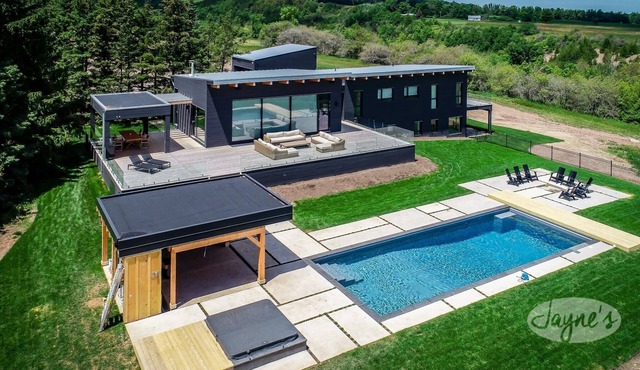 Brand New 5bdrm 3bath modern home in Creemore!