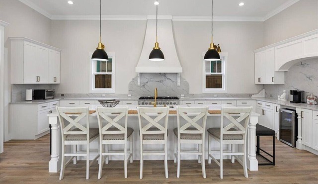 Brand New 5BR Modern Villa Sleeps 14 at the Heart of Dallas Downtown/Uptown