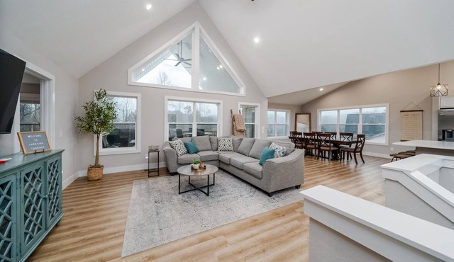 BRAND NEW! 6B/5Ba near Sugar Hollow Marina/Jumping Bridge. Hot Tub!