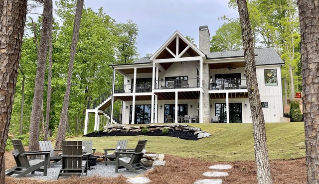 Brand New 6BR/6BA Luxury, 20min to Clemson. Wooded flat lot/firepit/pool table!