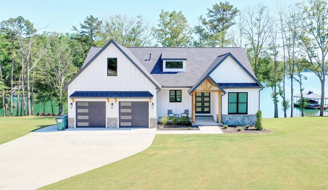 Brand New 6BR/6BA Luxury Home, 20 min to Clemson. Flat lot/firepit/pool table!
