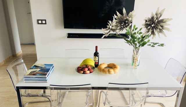 BRAND NEW, 8 MIN WALK TO THE BEACH & FREE PARKING!