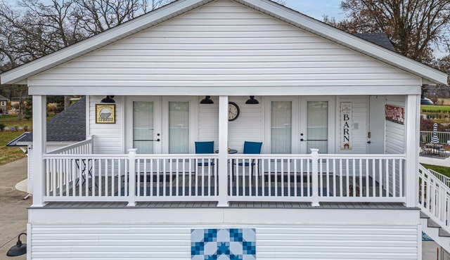 Brand new apartment with full kitchen, porch and patio.1 King/1sofa bed/1 bathn