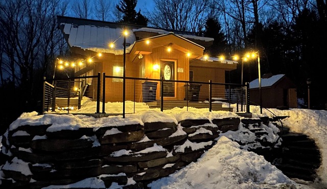 Brand new Appliances, Deck & Hot Tub - 1 min from Okemo base & Ludlow Downtown!