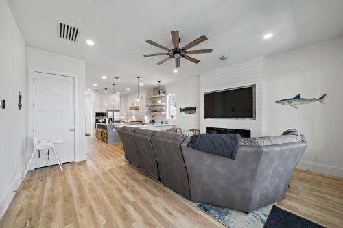 Brand new bayfront home, gorgeous pool