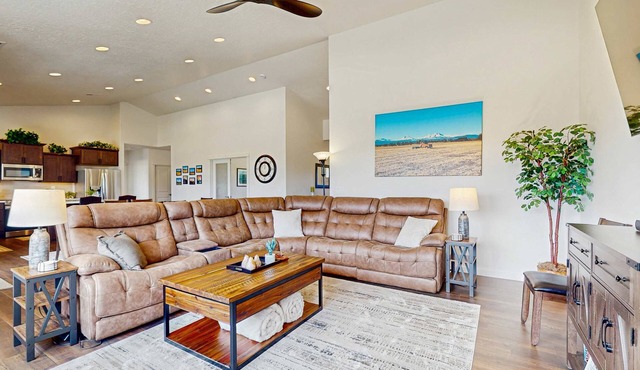 Brand-new beautiful home with private hot tub & mountain views
