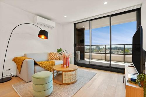 Brand New Box Hill Central Executive w pool+gym