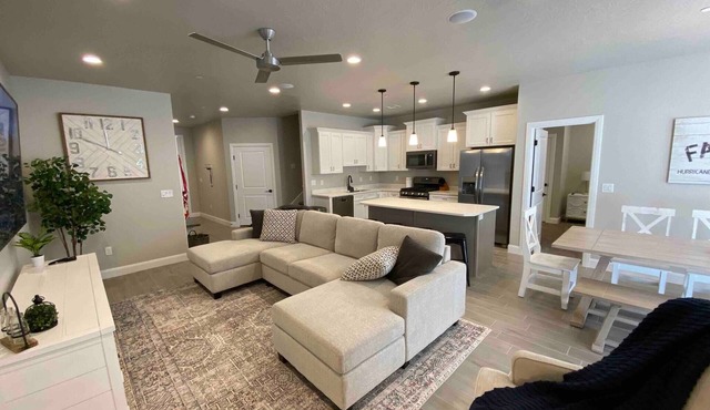 Brand new build 4B/3.5B in Zions Village w/Hot Tub