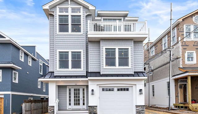 Brand-new build, 6 doors to the beach, salt water pool