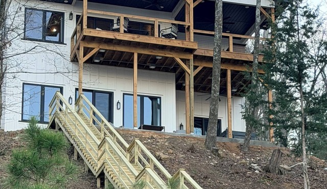 Brand new build! Beautiful Lakefront property in Diamond Bluff on Greers Ferry.