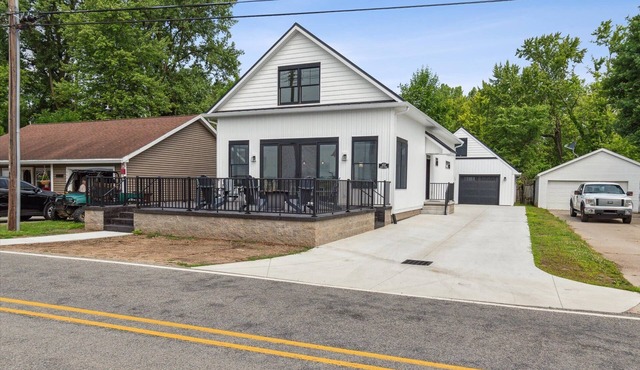 Brand New Build! Crystal Lake Cottage - Sleeps 6 - Montcalm County
