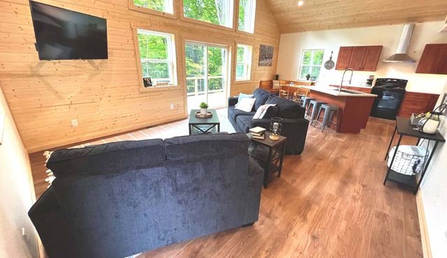 Brand New Build on Private Lake! Starlink Internet!