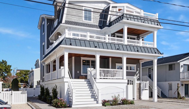 Brand new (built in 2022) family friendly luxury home with six ensuite bedrooms plus a powder room. Sleeps 14 people.