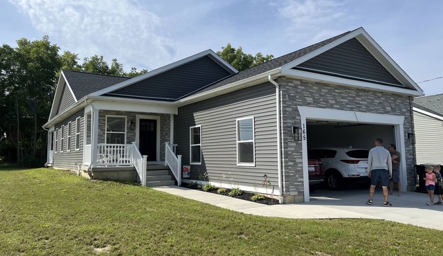 Brand new built. Minutes away from shopping/restaurants