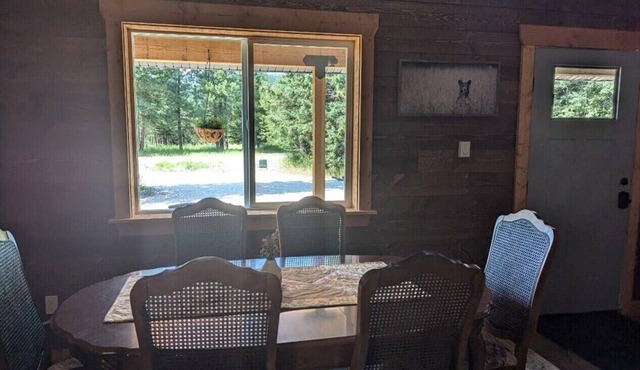 Brand new cabin in the woods, 5 minutes from Lincoln and the Blackfoot River.