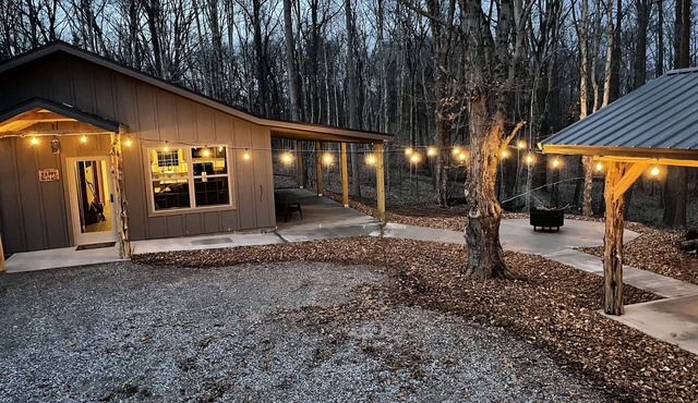 Brand new cabin in the woods with hot tub 1/2 mile from Starview Winery