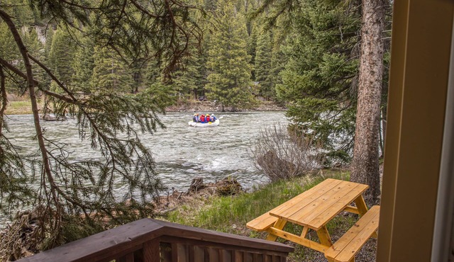 Brand new cabin on Gallatin River w/access to fly fishing