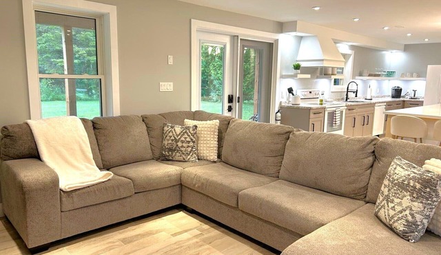 Brand NEW! Cedar Creek Cottage - 5 min from the beach!