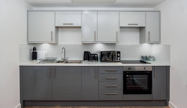 Brand New- Central 2 Bedroom Flat for 6 Guests