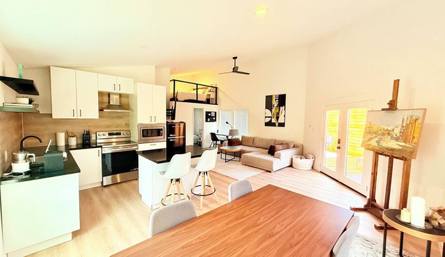 Brand new, Charming 1 bedroom and open loft-bedroom-cottage in peaceful Houston