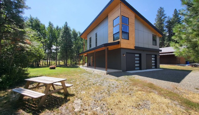 Brand new charming 3-bedroom house in marvelous Ronald with WiFi, AC, hot tub.