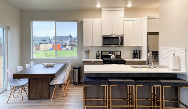 Brand New Charming 3-bedroom house with AC and WiFi in welcoming Vancouver