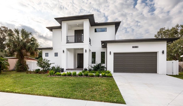 Brand New Chic Designed home- Ideal Tampa location.Sleeps 10