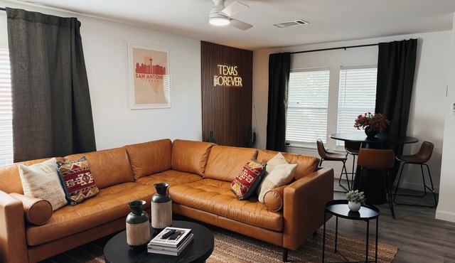 BRAND NEW CHILLED POOL, A+ LOCATION, BBQ, PICKLEBALL, GAME AT THIS SATX OASIS!