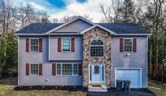 Brand-New Colonial with Fireplace, Dog-Friendly Yard, Fire Pit & High-Speed WiFi