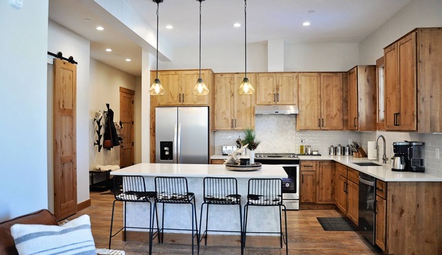 BRAND NEW Contemporary 2 BR near Winter Park Ski Resort on Shuttle w/priv hottub