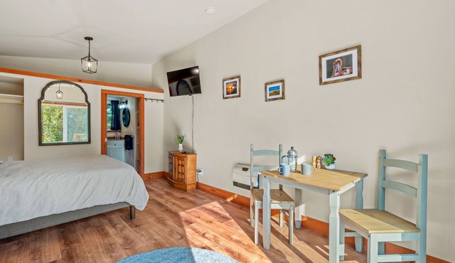 Brand New Cottage Five Minutes From The Beach with Fast Wi-Fi