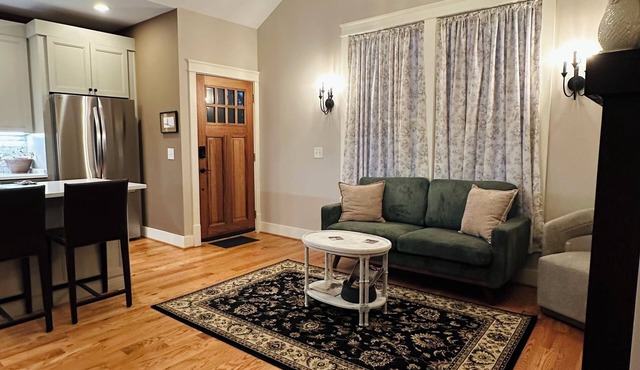Brand New Cottage only a two minute walk to The Square and the Shops of Downtown