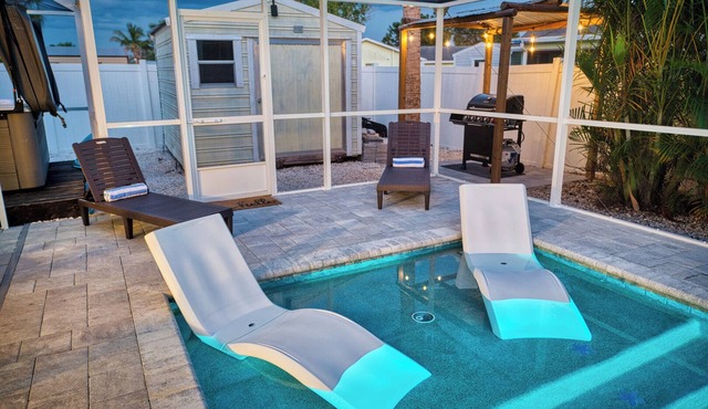 BRAND NEW, COVERED Heated Pool, Baja Ledge, Hot Tub, Large home PS5, WIFI, AC