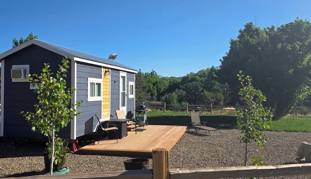 Brand new Cozy 1 bedroom Cabin w/MT View in a quiet and safe neighborhood.