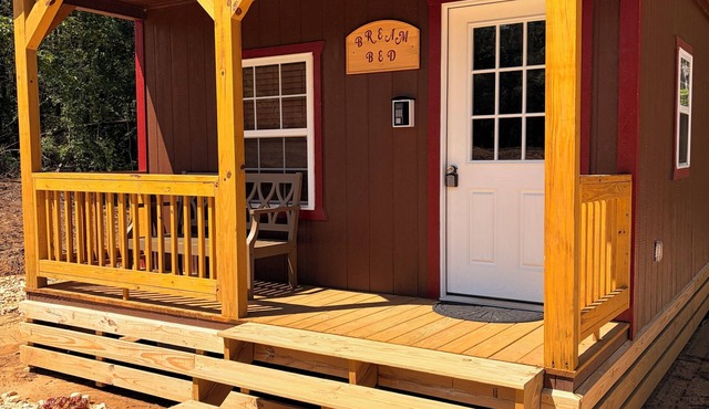 BRAND NEW ! Cozy 1-bedroom cabin near PICKWICK LAKE with room for boat parking