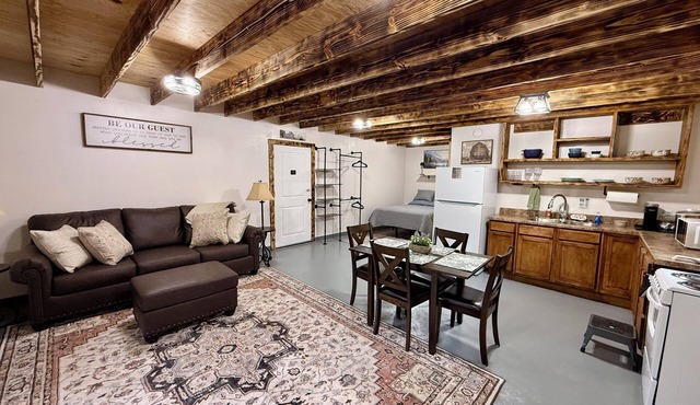 Brand New Cozy 1-bedroom Guesthouse on 5 acres 1 mile from Tinker Air Force Base