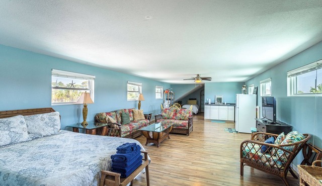 Brand New! Downtown Loft, Central Location Walking Distance to Beach and Bay!