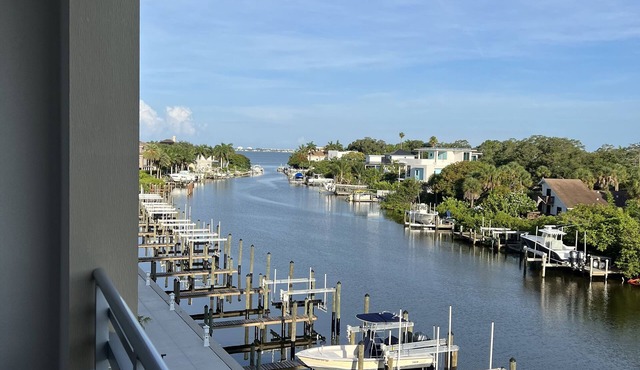 Brand new deluxe Sarasota condo close to everything!