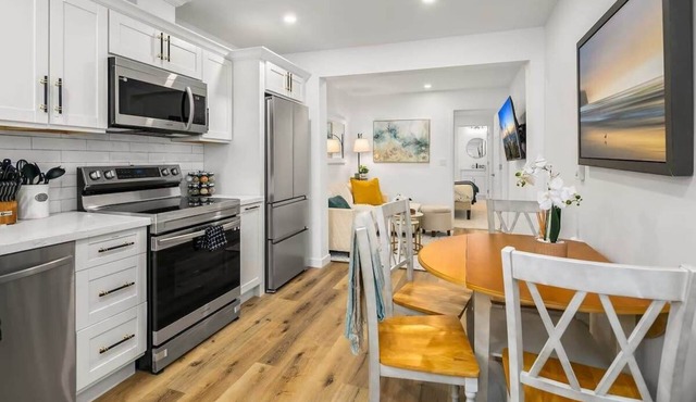 Brand New Designer's Stylish 1BR Home - 1min to I5